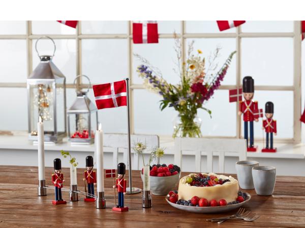 Celebrate Garder 38 cm i rød/sort træ